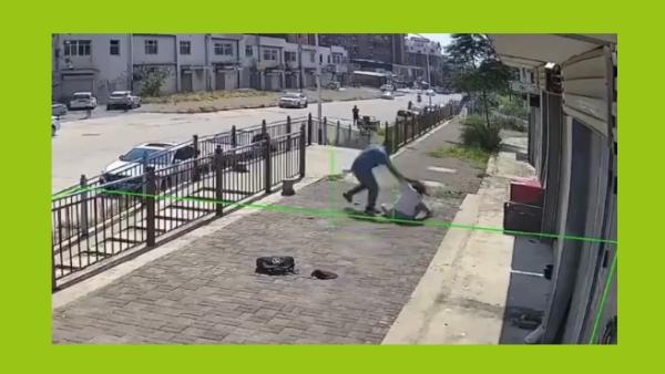 河北邯郸一名男子当街砍人,受害女子被连砍多刀,生死不明。(图片来源:视频截图)