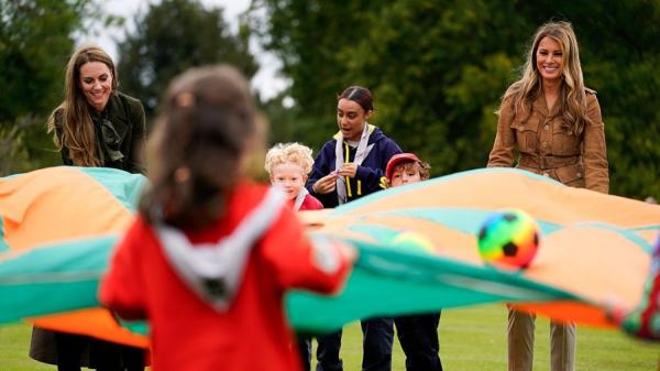 2025年9月18日，美国总统和美国第一夫人梅拉尼娅·川普对英国温莎进行国事访问期间，美国第一夫人梅拉尼娅·川普（右）和威尔斯王妃凯瑟琳在弗罗格莫尔小屋的场地上会见了童子军松鼠计划的成员。（图片来源：Nathan Howard - WPA Pool/Getty Images）