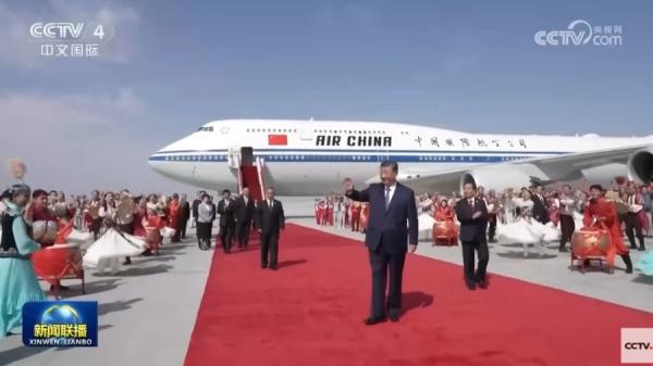 9月23日，中共党魁习近平率团抵达乌鲁木齐出席新疆成立70周年活动。（视频截图）