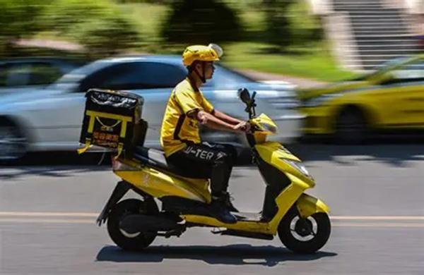 高校毕业生送外卖。