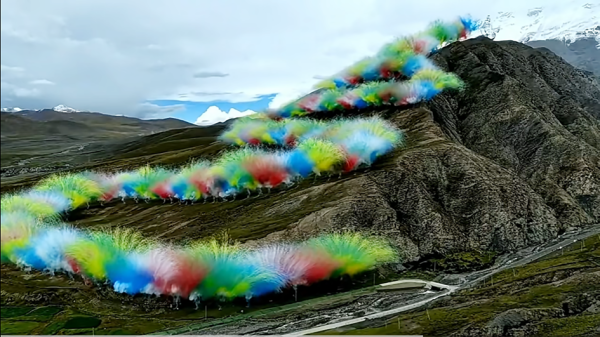 始祖鸟与艺术家蔡国强合作,在喜马拉雅山脉进行一场名为“升龙”的烟花秀表演。