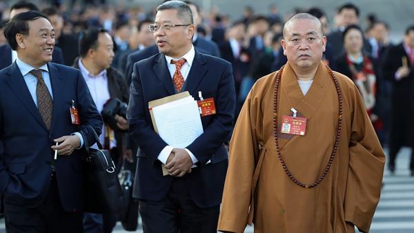 释永信（右）参加人大代表会议。（Getty Images）