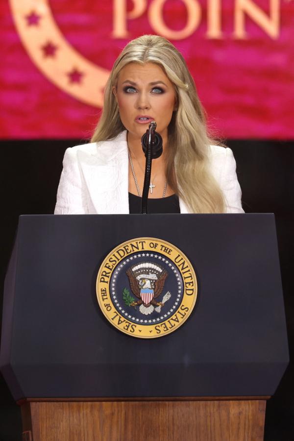 查理•柯克的遗孀艾丽卡在查理的纪念仪式上发表讲话。（PATRICK T. FALLON/AFP via Getty Images）