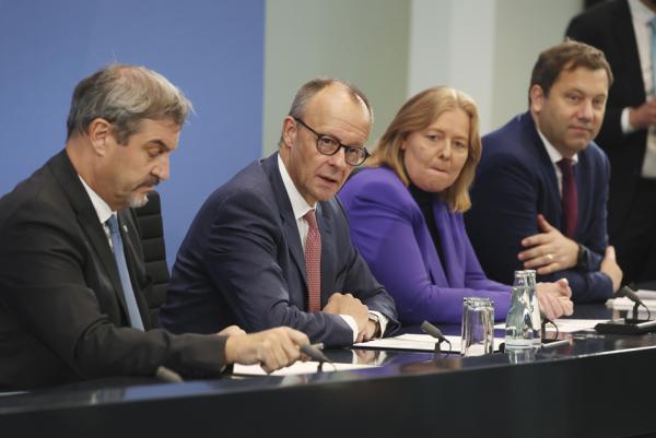 10月9日,德国总理默茨等官员召开新闻发布会。(Sean Gallup/Getty Images)