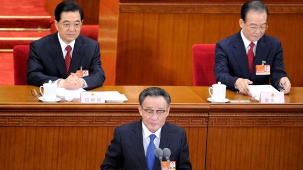 2011年3月5日,全国人大委员长吴邦国(中),中国国家主席胡锦涛(左)和国务院总理温家宝在北京人民大会堂举行的全国人民代表大会开幕式上。(图片来源:LIU JIN/AFP via Getty Images )