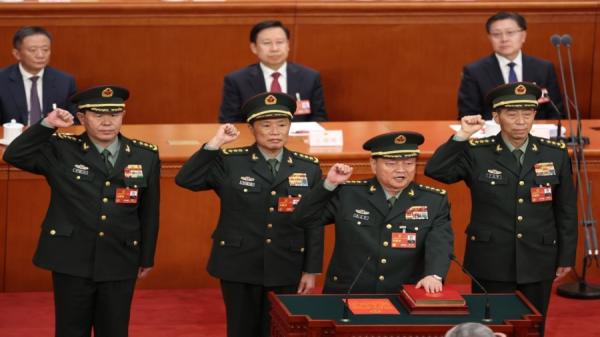 2023年3月11日,中共中央军事委员会副主席张又侠(前)在全国人民代表大会第四次全体会议开幕式上与就任的中央军事委员会委员一起宣誓。(图片来源:Lintao Zhang/Getty Images)