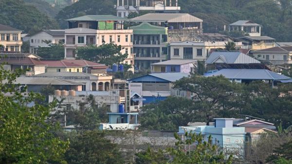 2024年4月11日,从湄索县泰国一侧可以看到缅甸妙瓦底镇的全景。(图片来源:MANAN VATSYAYANA/AFP via Getty Images )