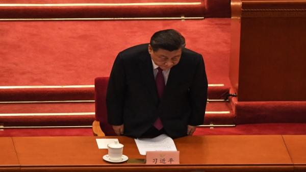 2021 年 3 月 10 日,中共党魁习近平在北京人民大会堂举行的中国人民政治协商会议闭幕式上鞠躬致词。(图片来源:NOEL CELIS/AFP via Getty Images)