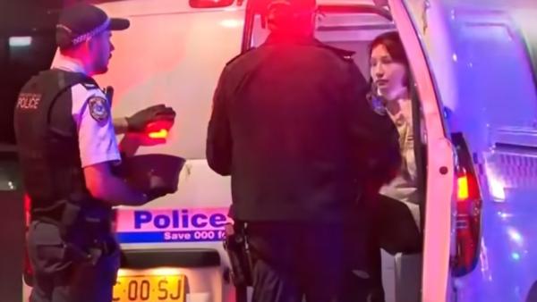 警方要求杨兰兰接受酒驾测试。（图片来源：视频截图）