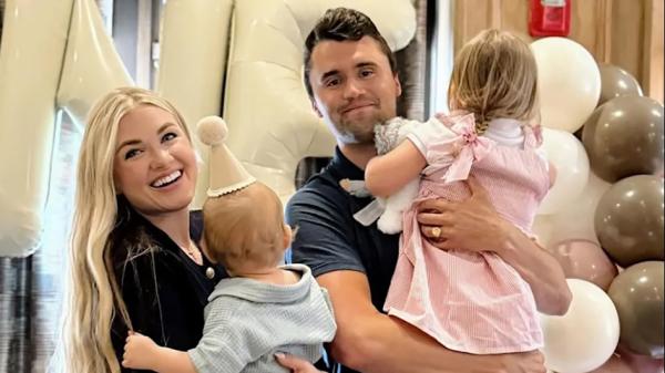 查理•柯克和妻子与儿女照的全家福（Erika Kirk@Instagram）