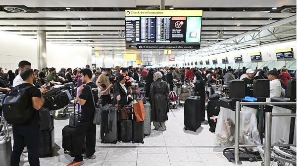 受到影响的滞留旅客正在欧洲最繁忙机场,伦敦希思罗机场4号航站楼等候。(JUSTIN TALLIS/AFP via Getty Images)