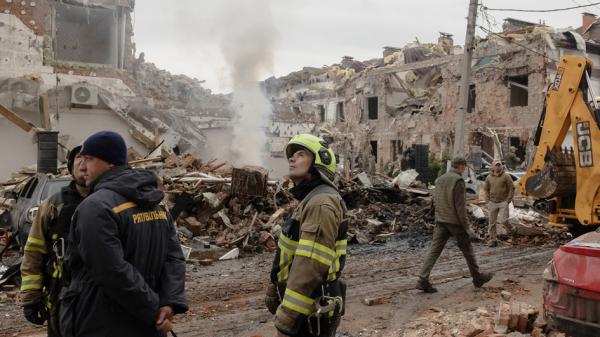 2025年9月28日基辅遭俄罗斯空袭,乌克兰救援人员在严重受损的住宅大楼现场工作。(IHOR SHVYDCHENKO/AFP via Getty Images)