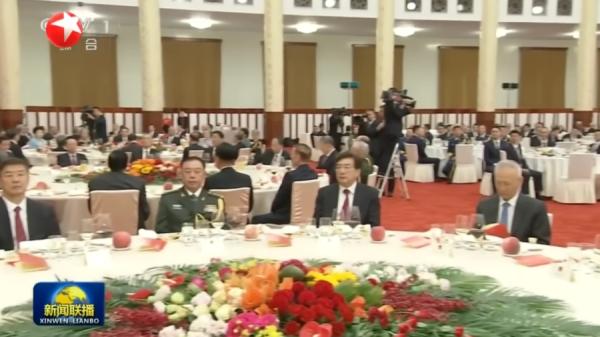 多位习家军缺席了在北京举行的“十一”招待会,但被传出事的前军委副主席范长龙竟出席了。(视频截图)