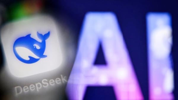 图为:在德国西部法兰克福,一台电脑屏幕上(右)显示着代表人工智能的“AI”字母,旁边是智能手机屏幕上Deepseek AI应用程序的标志。(KIRILL KUDRYAVTSEV/AFP via Getty Images)