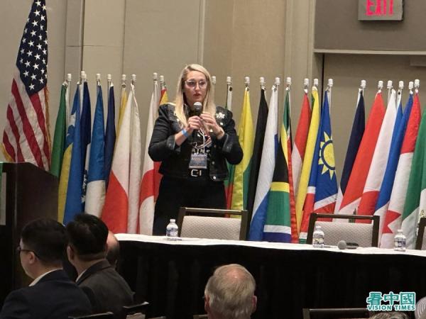 扶轮社地区总监阿米莉亚·斯坦塞尔（Amelia Stansell）强调，面对如此残酷的罪行，沉默并非选择：“作为一个人、作为一个美国人，我们的国家必须挺身而出。”（图片来源：杨浩/看中国）