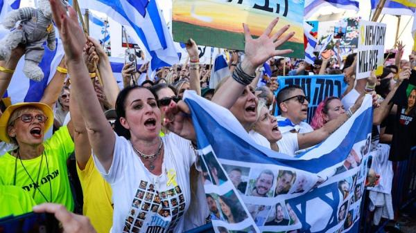 中东和平史上迎来了具有里程碑意义的一天,巴勒斯坦伊斯兰主义组织哈马斯(Hamas)2025年10月13日释放了首批7名以色列人质,并将他们移交给红十字国际委员会看管,标志着美国现任总统唐纳德·川普促成的以哈停火协议正式开始执行。这一历史性时刻为饱受战火摧残470天的中东地区带来了和平曙光。图为民众10月13日聚集在特拉维夫的“人质广场”迎接以色列人质归来。(图片来源: MENAHEM KAHANA/AFP via Getty Images)