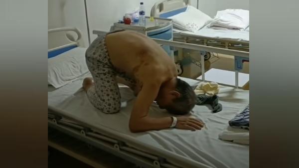 大陆某地医院里的带状疱疹患者因剧烈疼痛在床上翻滚。(图片来源:视频截图)