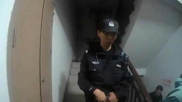 中共警察深夜站在居民家门外，准备抓捕基督徒。（图片来源：视频截图）