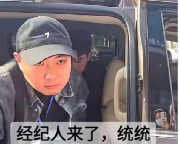 杜强被网友称为魔鬼经纪人。(以上图片来源皆为:微博截图)