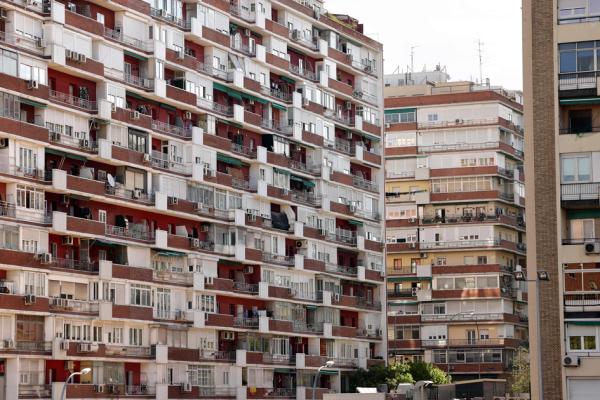 马德里的一栋公寓大楼(THOMAS COEX/AFP via Getty Images)