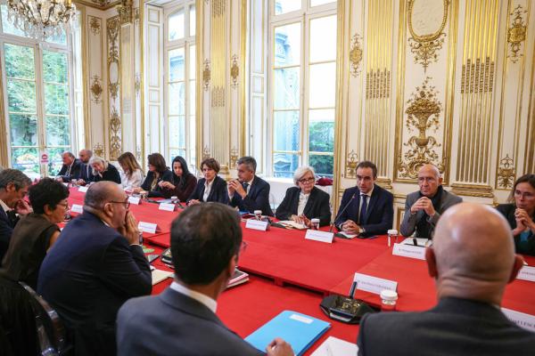 10月13日,勒科尔尼第二届政府成员在法国总理府召开首次工作会议。(ALAIN JOCARD/POOL/AFP via Getty Images)