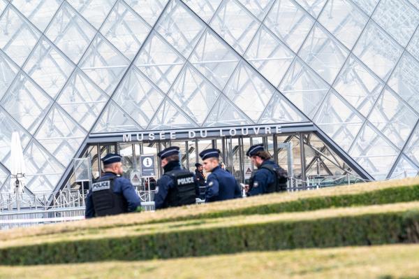 卢浮宫被盗当日（LAURENT CARON/Hans Lucas/AFP via Getty Images）