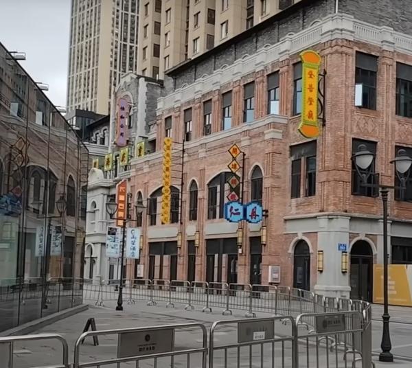 曾经人山人海的步行街如今人迹罕至。