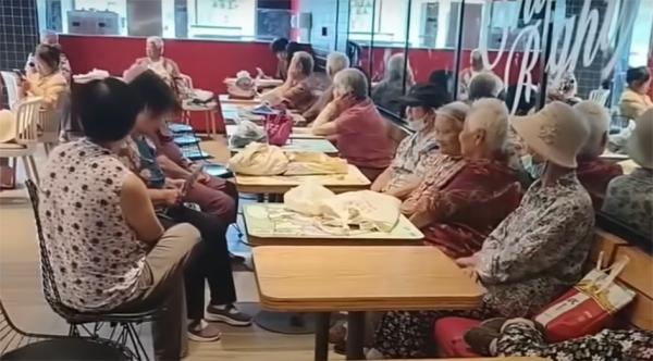 天气热,老人们聚集麦当劳。