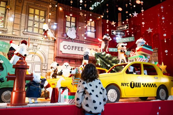 今年巴黎春天百货的圣诞橱窗以纽约之旅为主题。(JULIE SEBADELHA/AFP via Getty Images)