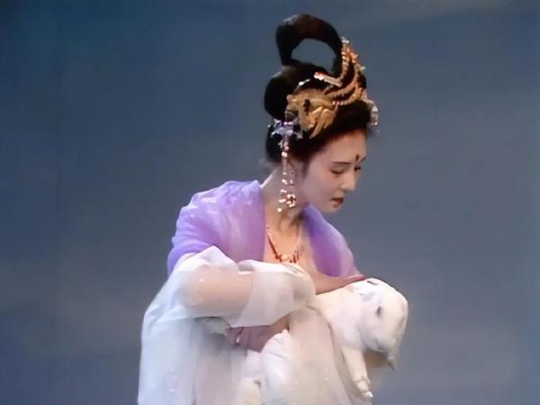 邱佩宁在《西游记》中饰演嫦娥。