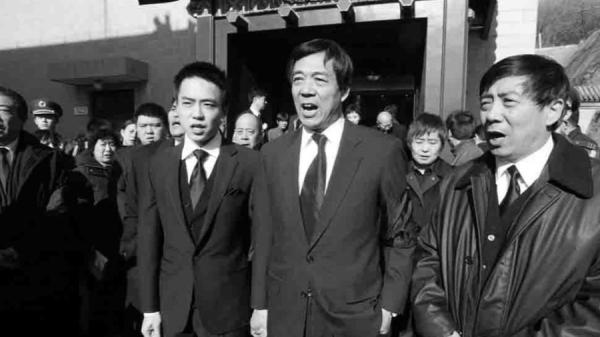 薄家舆论导向政治八卦,豪宅、跑车、情妇、谋杀,其实都只是眼雾弹,当局最怕的是更深的黑幕被撕开。(图片来源:网络图片)