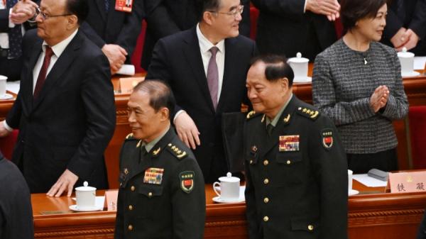 2025年3月10日，中国人民政治协商会议在北京闭幕，中央军委副主席何卫东（左）、中央军委副主席张又侠（右）在闭幕式后离开人民大会堂（图片来源：GREG BAKER/AFP via Getty Images）