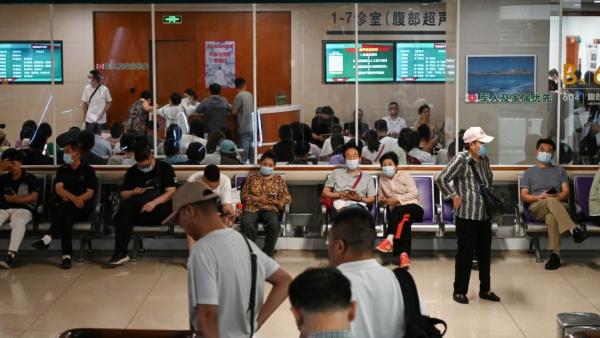 2025年6月23日,北京一家医院候诊区座无虚席。(图片来源:Getty Images)