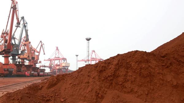 堆积在港口,等待运输的稀土。(STR/AFP via Getty Images)