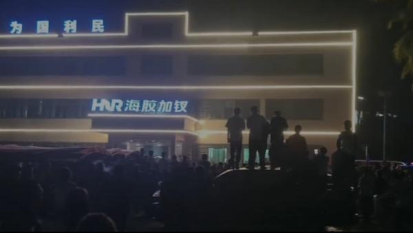 海南琼中县一中共国企大量砍伐农民槟榔树引发民众围堵国企大楼抗议。(图片来源:视频截图)