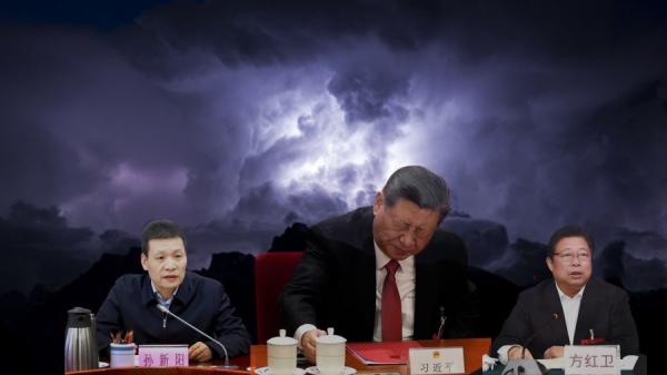 “ 前秋长安春,今春长安秋 ”。随着西安市委书记方红卫 “ 当场失禁 ” 尿湿裤子,