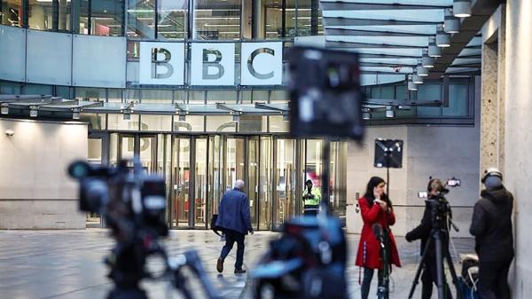 2025年11月10日,媒体成员在伦敦BBC办公室入口外等候。(HENRY NICHOLLS/AFP/Getty Images)