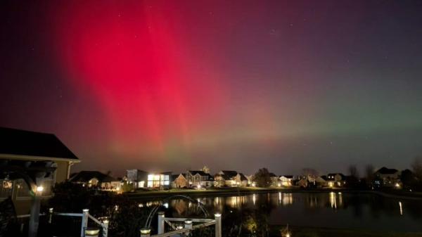 北京天空出现极光。(图片来源:网路截图)