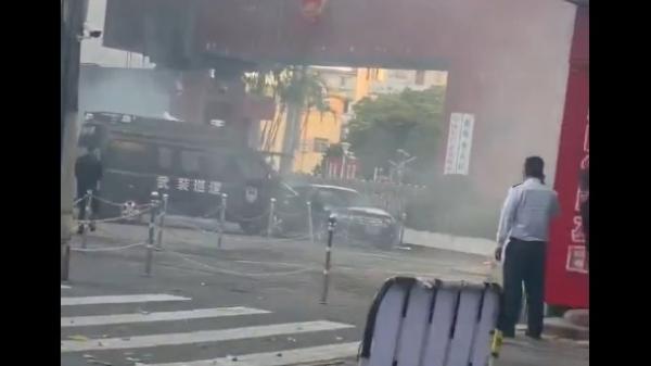 广西北海有人开车撞击政府大门。(图片来源:视频截图)