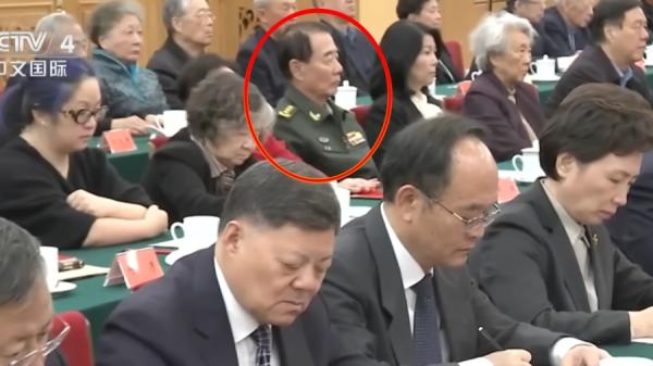 刘少奇之子刘源穿军装出席胡耀邦冥诞110周年座谈会引发关注。(视频截图)