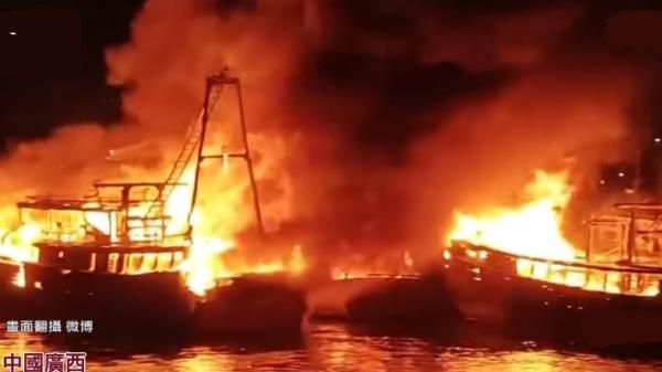 11月27日晚,广西北海侨港边贸码头8艘渔船起火燃烧。(图片来源:视频截图)