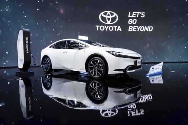 丰田去年7月展出的插电式混合动力汽车(YASUYOSHI CHIBA/AFP via Getty Images)