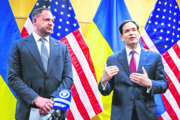 11月23日,美国国务卿卢比奥(右)在日内瓦与乌克兰及欧洲代表就美方所提和平计划进行了高强度磋商。(FABRICE COFFRINI / AFP VIA GETTY IMAGES)
