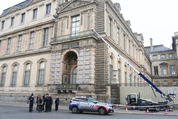 10月19日,数名盗贼通过升降机到达卢浮宫阿波罗画廊外侧的阳台,翻窗进入馆内盗走八件法国王室珍品。(DIMITAR DILKOFF/AFP via Getty Images)