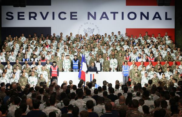 11月27日,法国总统马克龙(中)在阿尔卑斯山瓦尔塞斯军事基地宣布,将从2026年夏季起逐步实施一项全新的志愿兵役制。(POOL / AFP via Getty Images)