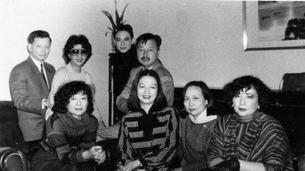 周家兄弟姐妹合影后排左起:周少麟与妻子黄敏祯、周英华与妻子周天娜;前排左起:周采芹、周采蕴、周采藻、周采茨。