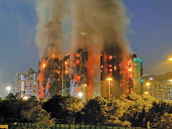 2025年11月26日,香港宏福苑有7栋住宅大楼发生大火,浓烟滚滚,火势猛烈。(YAN ZHAO / AFP VIA GETTY IMAGES)