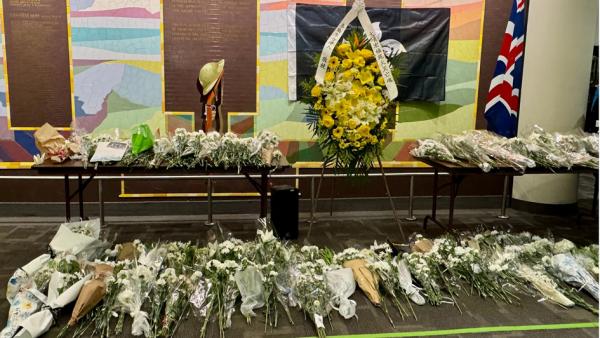 2025年12月6日，港加联、“勿忘初心”和多伦多香港人家长会联合举办了香港大火死难者悼念会，约有800人出席。（港加联提供）