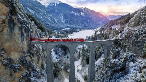 瑞士冰川快车穿越兰德瓦瑟高架桥(Landwasser Viaduct)(123RF)