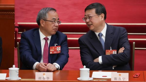 胡春华（左）、陈吉宁代表出席2023年3月11日在中国北京举行的全国人民代表大会第四次全体会议开幕。（图片来源：Lintao Zhang/Getty Images ）